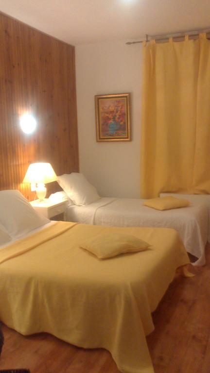 Hotel Chez Cécile Mornas Habitación foto