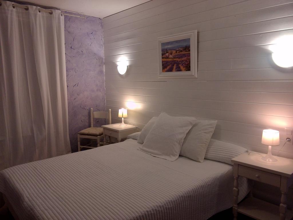 Hotel Chez Cécile Mornas Habitación foto